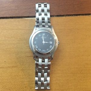 Gucci women’s watch. Will fit a wrist that is 7 in